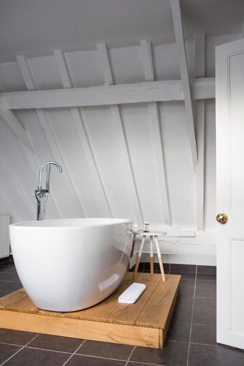 Whitehouse Rye Bed & Breakfast Bagian luar foto A freestanding bathtub