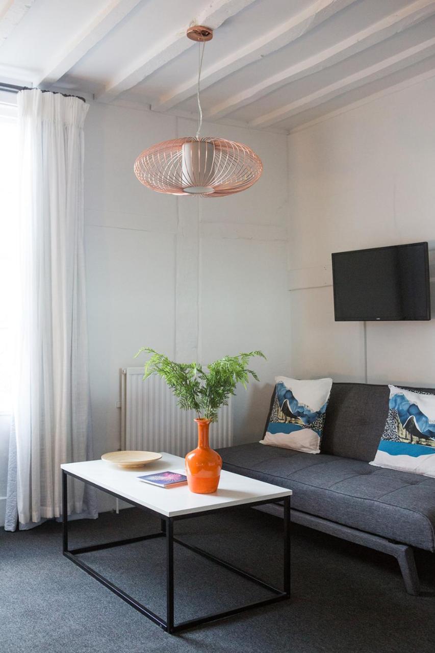 Whitehouse Rye Bed & Breakfast Bagian luar foto A living room with a flat screen television