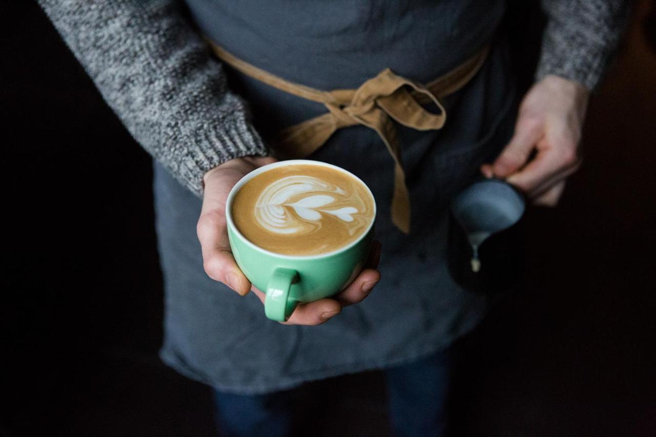 Whitehouse Rye Bed & Breakfast Bagian luar foto A barista holding a cup of coffee